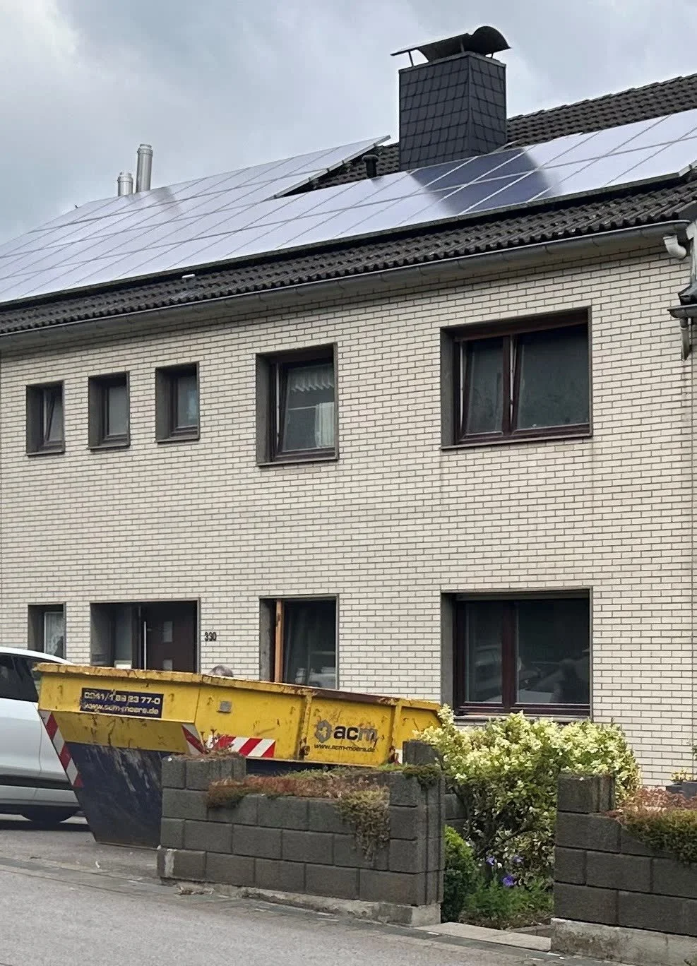 Ausgangssituation: Wohnhaus mit heller Klinkerfassade vor der Fassadengestaltung