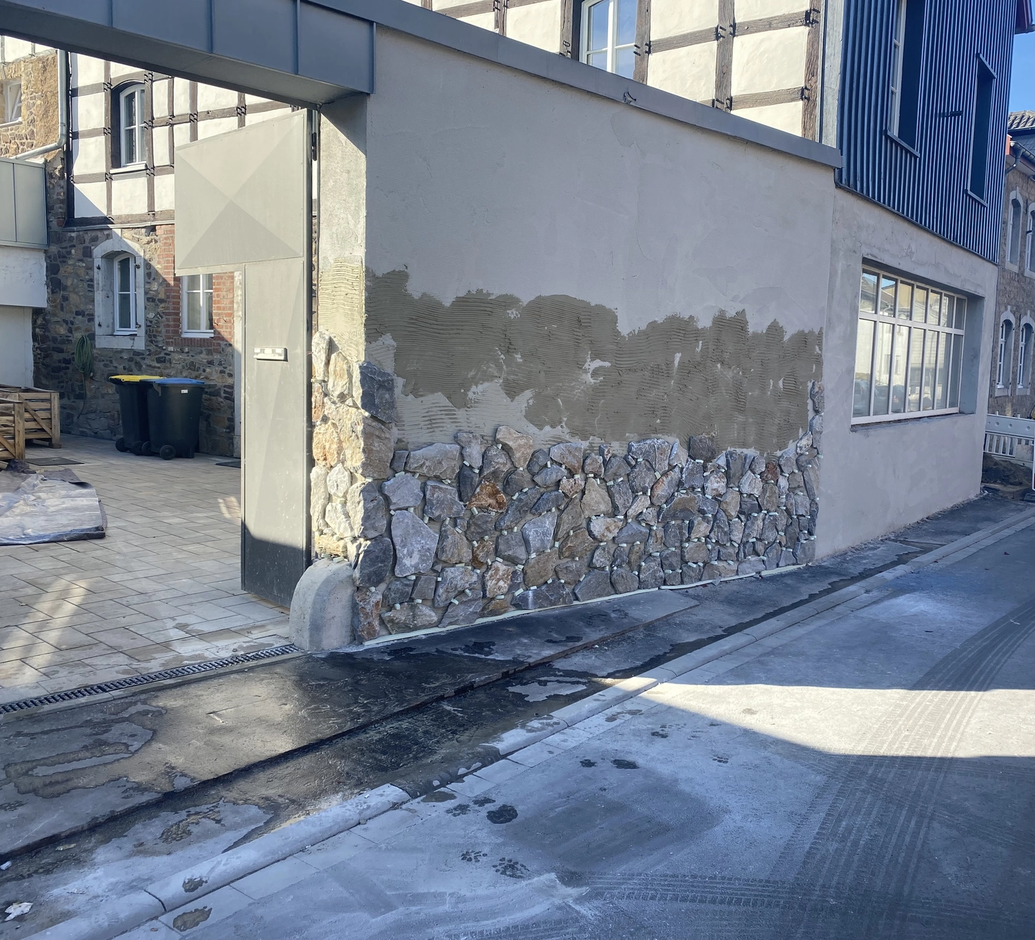 Bauunternehmung Gehlen - Sanierung, Fassade & Innenausbau - Exklusiver Bruchsteinlook für Ihre Fassade