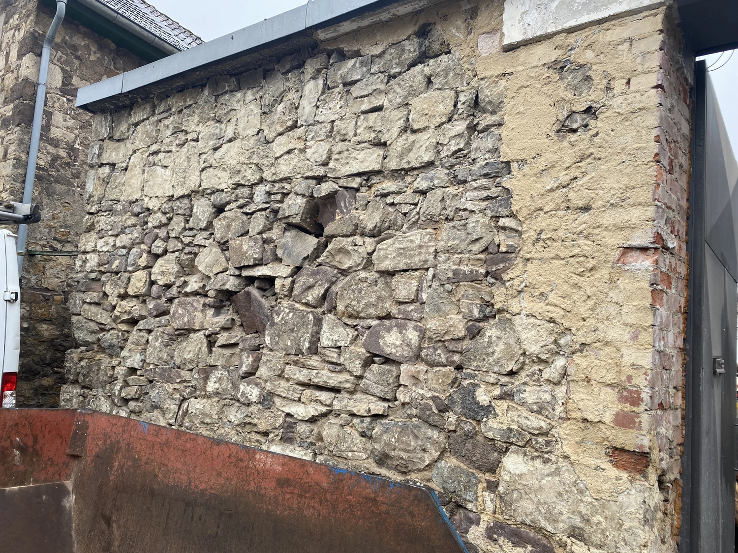 Bauunternehmung Gehlen - Sanierung, Fassade & Innenausbau - Exklusiver Bruchsteinlook für Ihre Fassade