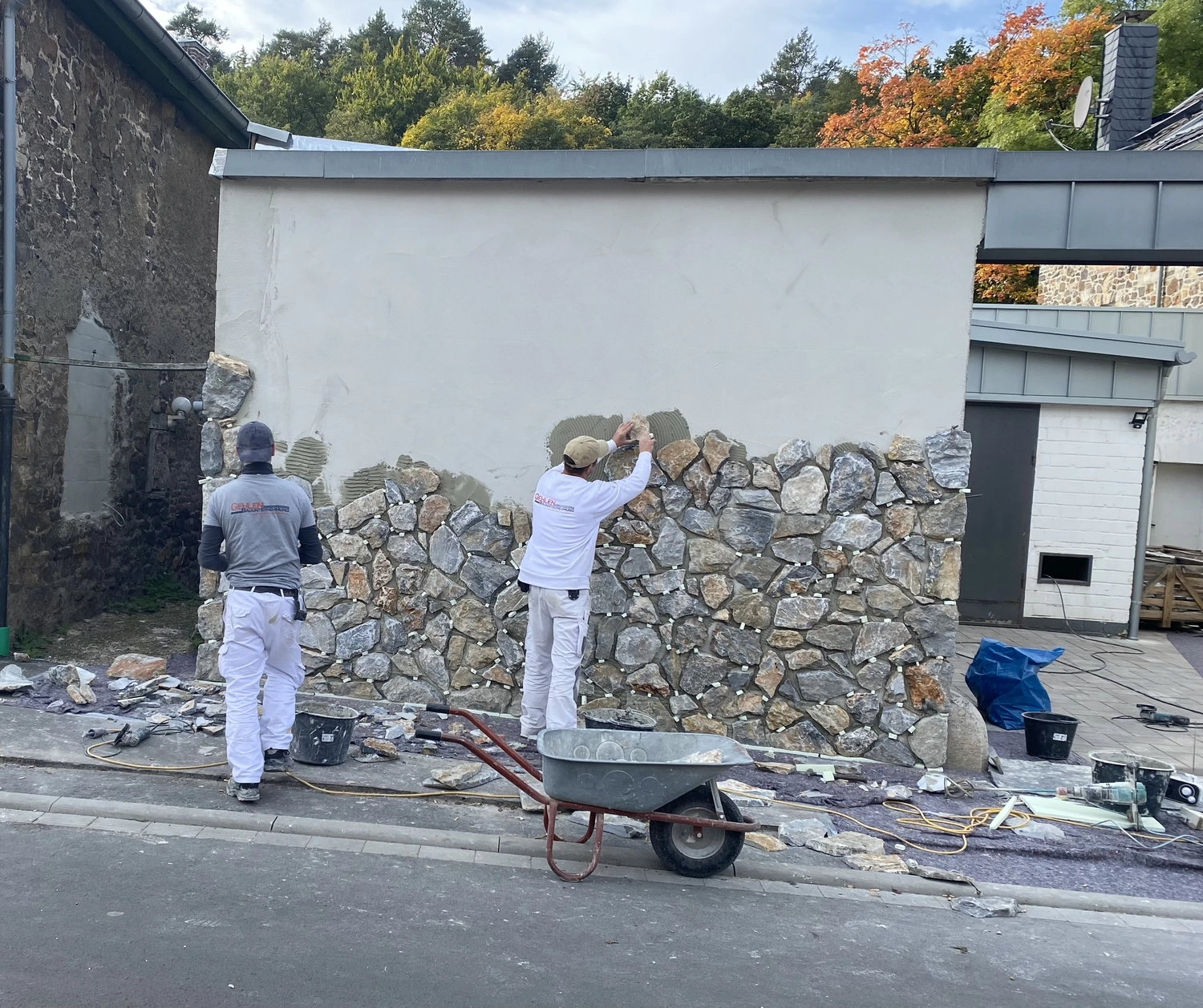 Bauunternehmung Gehlen - Sanierung, Fassade & Innenausbau - Exklusiver Bruchsteinlook für Ihre Fassade
