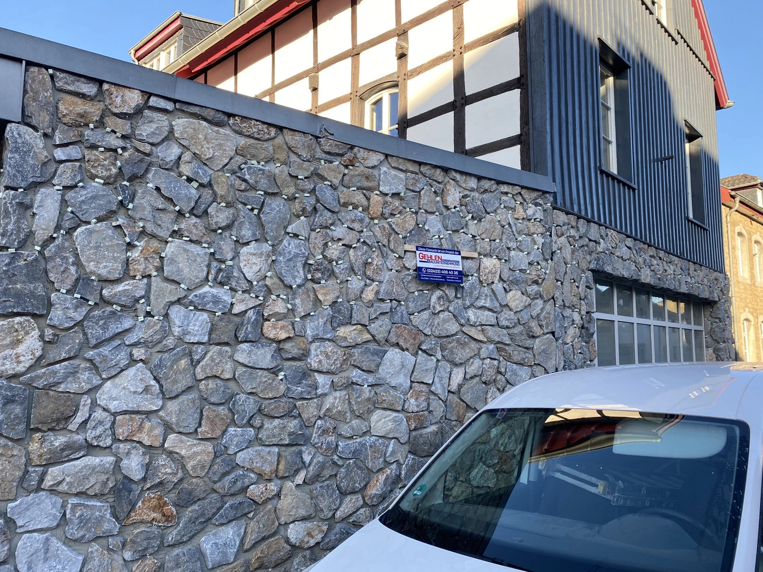 Bauunternehmung Gehlen - Sanierung, Fassade & Innenausbau - Exklusiver Bruchsteinlook für Ihre Fassade