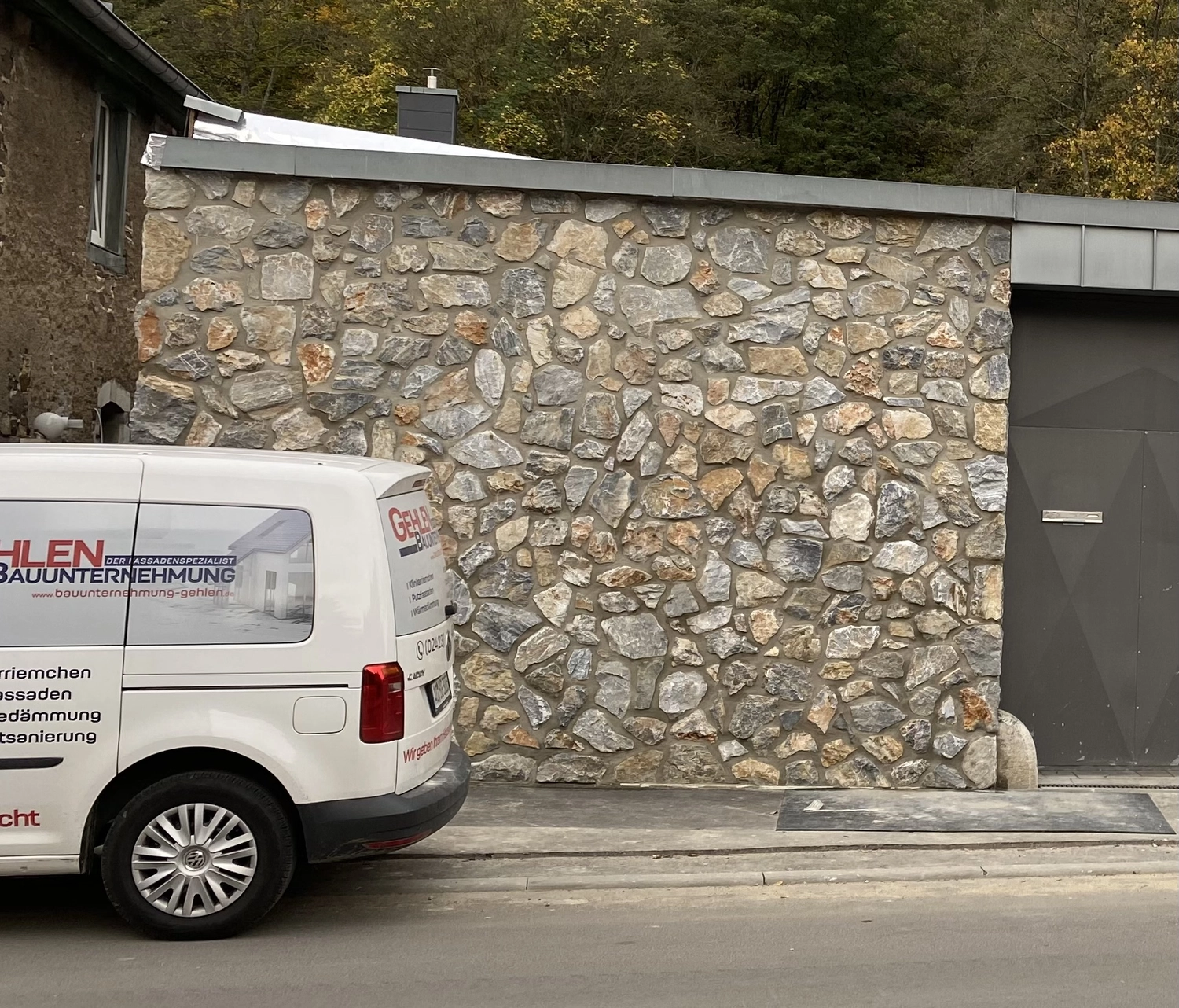 Bauunternehmung Gehlen - Sanierung, Fassade & Innenausbau - Exklusiver Bruchsteinlook für Ihre Fassade