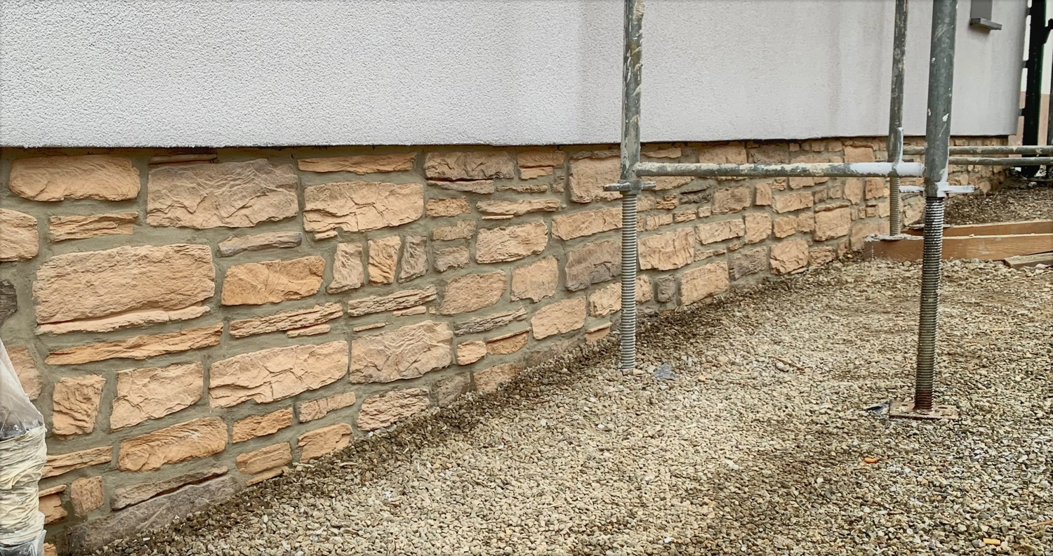 Bauunternehmung Gehlen - Sanierung, Fassade & Innenausbau - Exklusiver Bruchsteinlook für Ihre Fassade - Bruchsteinsockel Zweifall