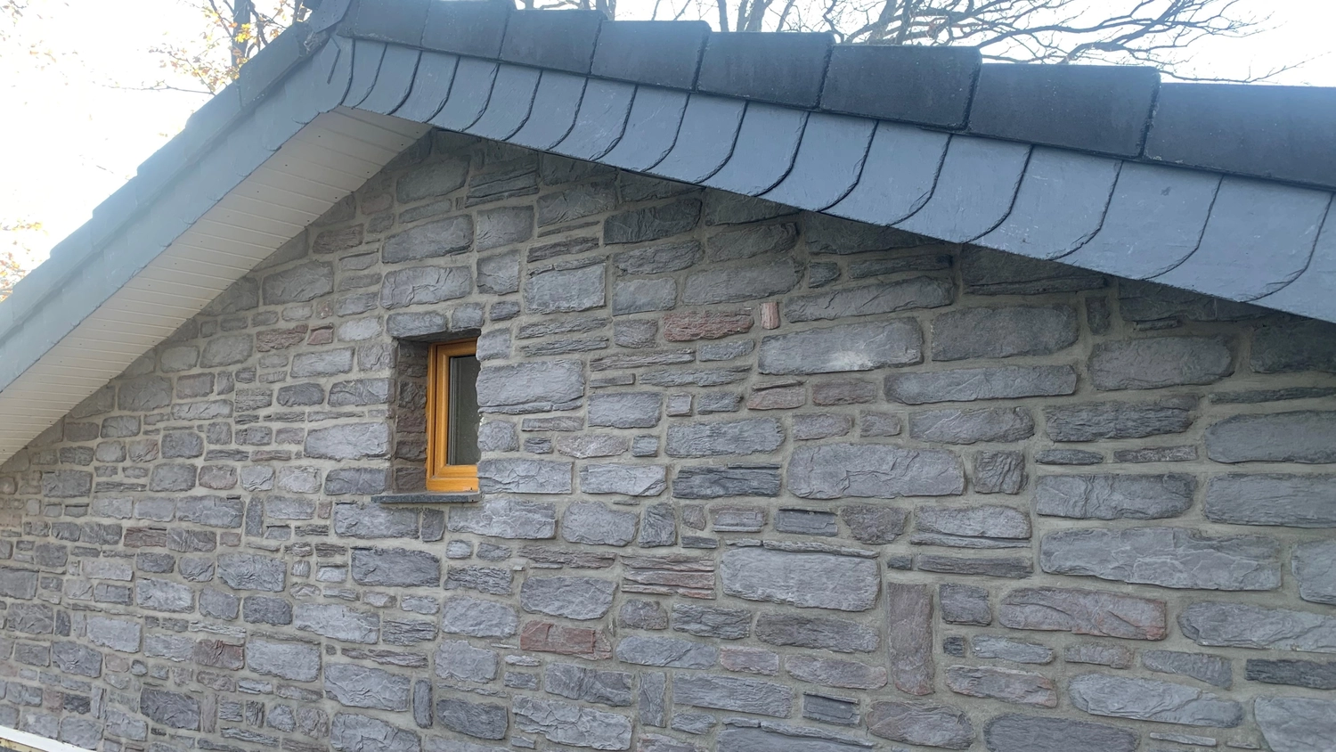 Bauunternehmung Gehlen - Sanierung, Fassade & Innenausbau - Exklusiver Bruchsteinlook für Ihre Fassade - Rückfront fertig3