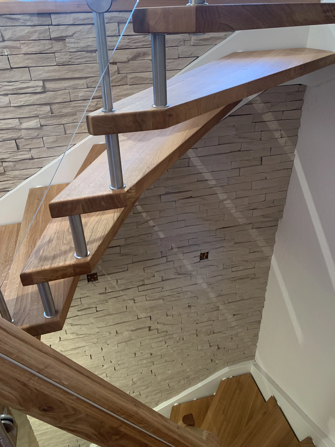 Bauunternehmung Gehlen - Sanierung, Fassade & Innenausbau - Wohlfühlräume – Holz & Bruchstein im Einklang